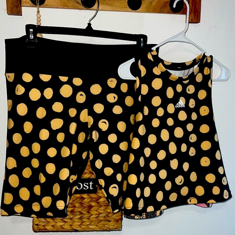 ADIDAS SET 3 PCS TOP REVERSIBLE & 2 LEGGINGS, SHORT AND LONG SIZE XL